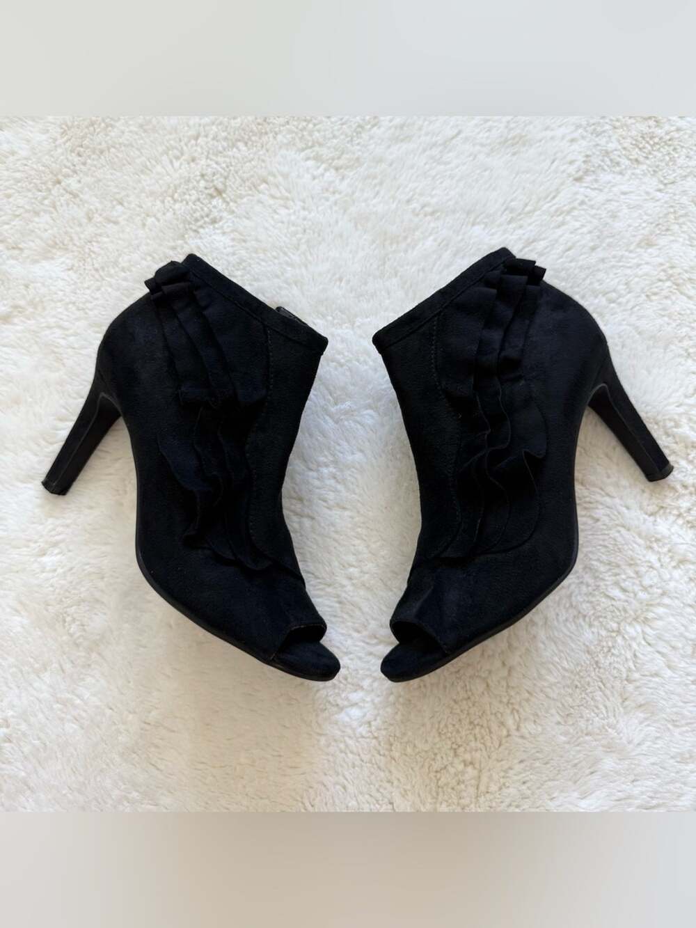 Unisa women faux suede heel boots size 6 US